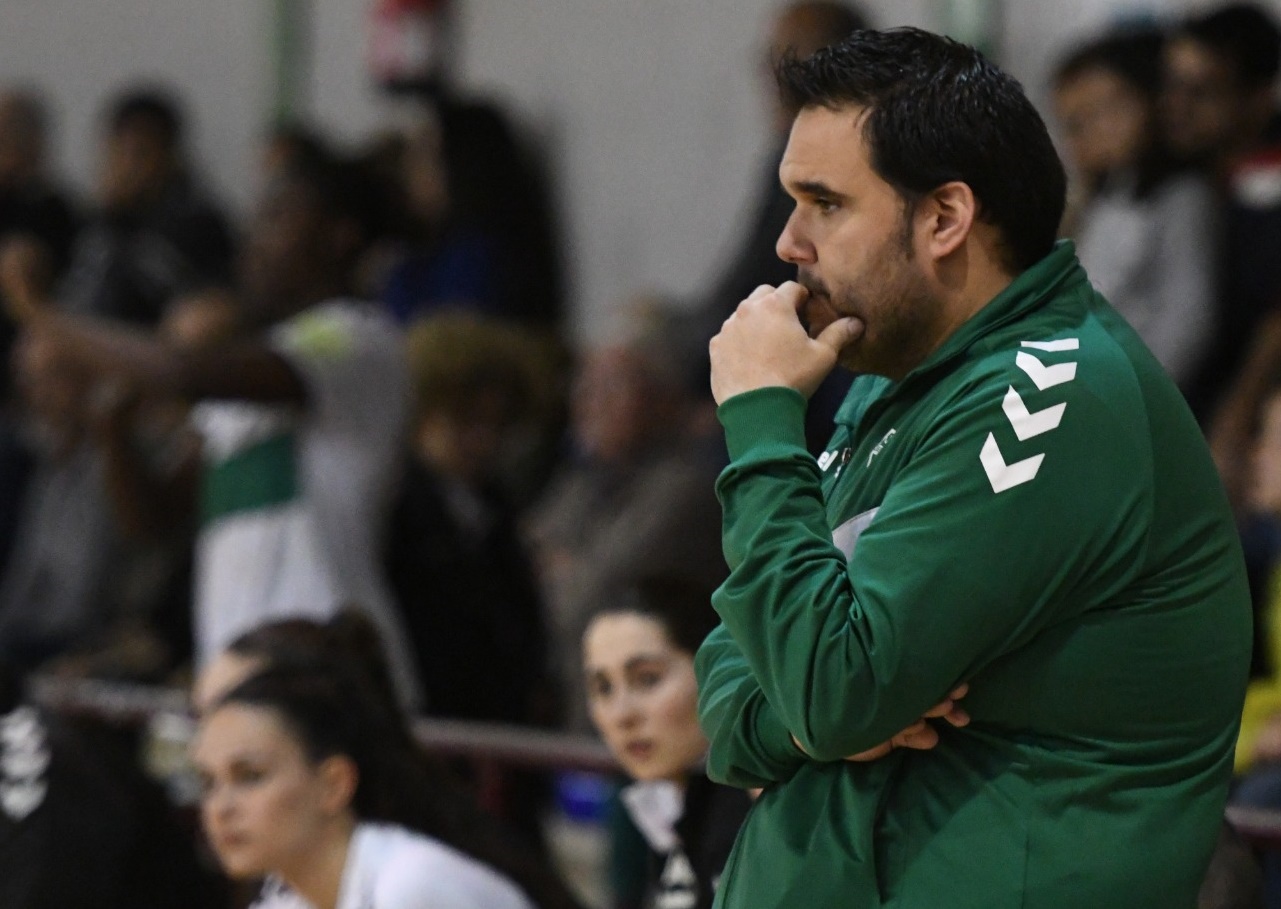 Joaquín Rocamora sigue atentamente las evoluciones de sus jugadoras en un partido disputado en Carrús / CBM Elche